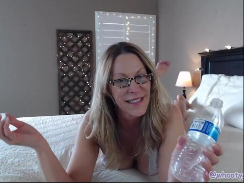 Phat Ass White Girl mom I'd like to screw with hawt soles on web camera